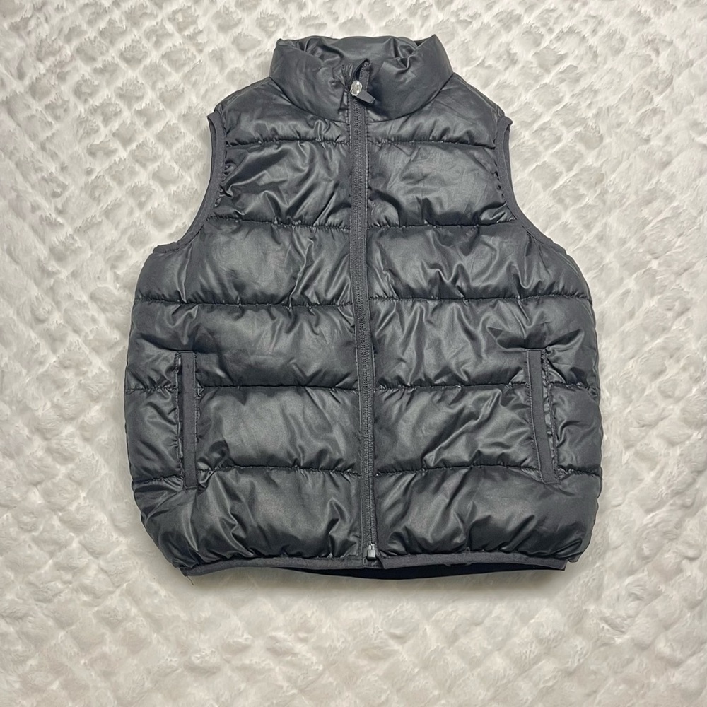 YXS Old Navy black puffer vest. Excellent condition.